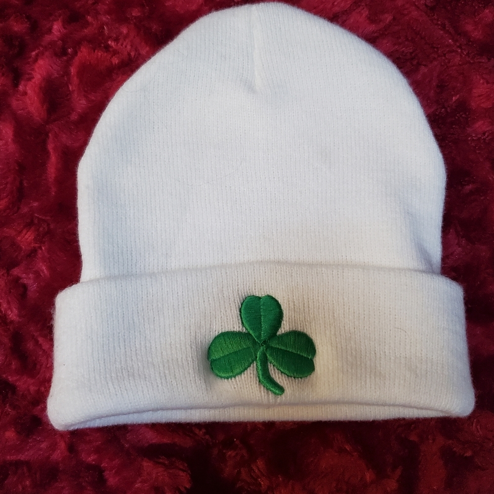 WHITE KNIT HAT WITH GREEN SHAMROCK 🍀 ON IT! #CELTICS - Picture 4 of 7